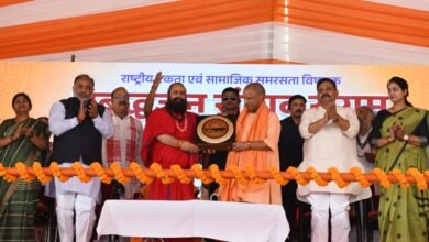 Photo of **सिद्धपीठ हथियाराम मठ में दर्शन पूजन’रू माननीय मुख्यमंत्री ने मठ में विधिवत पूजन किया और माता वृद्धम्बिका का आशीर्वाद लिया*।  *प्रबुद्ध जनों से संवादरू गाजीपुर के विकासए सांस्कृतिक महत्व और सामाजिक समरसता पर चर्चा की*