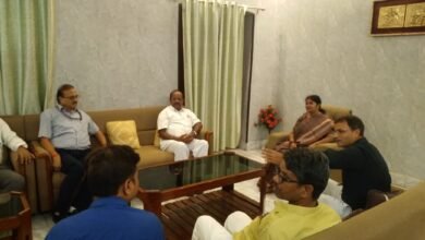Photo of ,,गाजीपुर जनपद का धरोहर विश्वविख्यात अफीम कारखाना को जनपद के विकास एवं रोजगार के मद्देनजर लोक प्रिय MP डॉ संगीता बलवंत जी ने अफीम कारखाने का निरीक्षण किया और इस सन्दर्भ में भारत सरकार के वित्त मंत्री मा, निर्मला सीता रमन जी मिल कर कार्यवाई कराने का आश्वासन दिया इस अवसर पर कारखाने के GM श्री दौलत कुमार IRS एवं भाजपा के वरिष्ठ नेता एडवोकेट श्री सुरेश चंद्र श्रीवास्तव सहित कारखाने के अधिकारी v श्रमिक मौजूद रहे