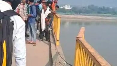 Photo of *वीर अब्दुल हामिद सेतु की रेलिंग टूटी गंगा में गिरने की संभावना पुलिस जांच में जुटी*