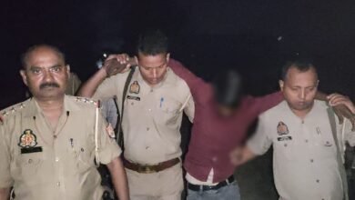 Photo of *थाना रामपुर मांझा पुलिस टीम द्वारा 25000 का इनामिया 5.45 लाख लूट का वांछित बदमाश पुलिस मुठभेड़ में घायल/गिरफ्तार, जिसके कब्जे से 01अदद अवैध तमंचा.315 बोर अदद मोटरसाइकिल व लूट का पैसा बरामद ।*