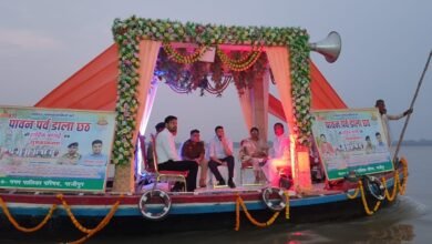 Photo of *छठ महापर्व पर सूर्योदय के उपरान्त उदीयमान सूर्य देव को अर्घ्य देकर जनपद गाजीपुर में शांति व सौहार्दपूर्वक मनाया गया महापर्व छठ ।*  *छठ महापर्व के दृष्टिगत जिलाधिकारी व पुलिस अधीक्षक द्वारा थाना कोतवाली क्षेत्रान्तर्गत छठ पूजा घाटों पर भ्रमणशील रहकर पर्व को सकुशल सम्पन्न कराया गया ।*  *जनपद में सभी अधिकारियों द्वारा भी अपने-अपने क्षेत्रान्तर्गत भ्रमणशील रहकर छठ घाटों का निरीक्षण करते हुए पर्व को शांतिपूर्वक संपन्न कराया गया*