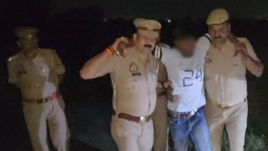 Photo of स्वाट टीम व थाना मुहम्मदाबाद पुलिस टीम ने अंतरप्रदेशीय शातिर वाहन चोर पुलिस मुठभेड़ में घायल/गिरफ्तार जिनके कब्जे से 01अदद अवैध तमंचा .315 1 अदद बोलेरो चोरी की बरामद किया ।*