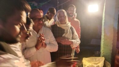 Photo of गाजीपुर : कांग्रेस के वरिष्ठ नेता डॉ. रणजीत बिंद को प्रदेश अध्यक्ष अजय राय ने उनके घर जाकर दी श्रद्धांजलि*
