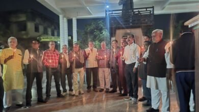 Photo of *कैण्डिल जला कर अधिवक्ताओ ने वयक्त किया आक्रोष लगाये पाकिस्तान मुर्दाबाद के नारे*