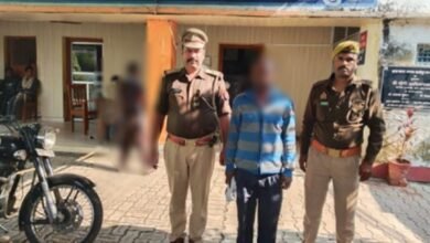 Photo of बिना ड्राइविंग लाइसेन्स के तेज व लापरवाही पूर्वक वाहन चलाते हुए दुर्घटना कारित करने वाले 01 नफर अभियुक्त को थाना गहमर पुलिस ने किया गिरफ्तार* ।*