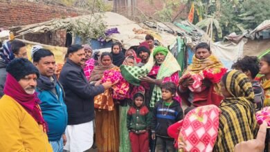 Photo of भीषण ठंड में असहायों को कंबल वितरण कर मनोज बाबा ने गर्म का कराया एहसास  फ़ोटो : दिलदारनगर नगर पंचायत के डोम बस्ती में कंबल देते मनोज बाबा।