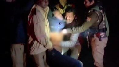 Photo of जिला कारागार के सामने से फरार होने वाला 25000/- रूपये का इनामिया अभियुक्त अदद मोटरसाइकिल के साथ मरदह व बिरनो की पुलिस टीम ने किया गिरफ्तार।**