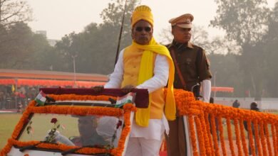 Photo of पुलिस लाइन गाजीपुर में हर्षोल्लास के साथ मनाया गया 77वां गणतंत्र दि गाजीपुर पुलिस लाइन में 77वां गणतंत्र दिवस अत्यंत गौरव और उत्साह के साथ मनाया गया। इस गरिमामयी अवसर पर मुख्य अतिथि माननीय ओमप्रकाश राजभर (कैबिनेट मंत्री) उ0प्र0 द्वारा विशिष्ट अतिथि जिलाधिकारी तथा पुलिस अधीक्षक जनपद की गरिमामयी उपस्थिति में ध्वजारोहण किया गया।