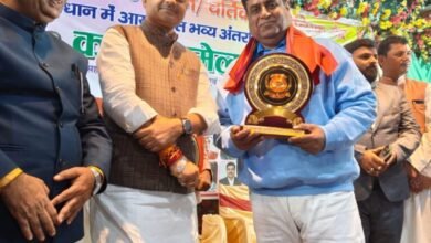 Photo of महुआ में साहित्यिक चेतना को मिली नई ऊर्जा*  *विराट कवि सम्मेलन में लगे ठहाके*  *दिनेश सिन्हा व रेणु शर्मा ‘राध्या’ हुए सम्मानित*