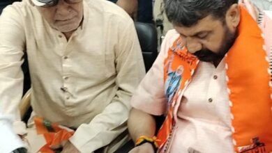 Photo of *25 हजार  से ज्यादे हितग्राहियों, किसानों, किसान.  उत्तर प्रदेश सरकार के आयुष मंत्री दयाशंकर मिश्र दयालू के साथ डॉ सूर्यकुमार सिंह जी समूहों के साथ कार्यरत हिमाचल प्रदेश के आर्युवेद अनुसंधान संस्थान को अन्यत्र स्थानांतरित  न करने की मांग**