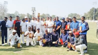 Photo of *जिलाधिकारी एवं पुलिस अधीक्षक की टीम के साथ पुलिस लाइन स्थित क्रीड़ा ग्राउंड*में जनपद के पत्रकारो के साथ खेल गया मैत्रीपूर्ण क्रिकेट मैच*