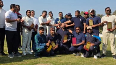 Photo of *पुलिस लाइन ग्राउंड में एस पी इलेवन और पत्रकार एकादश के बीच 20 ओवर का मैत्री क्रिकेट मैच संपन्न**
