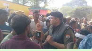 Photo of वाराणसी: प्रधानाध्‍यापक पर छात्राओं संग छेड़खानी का आरोप ,ग्रामीणों ने किया हंगामा, बनाया बंधक , डीसीपी वरुण जोन एसीपी रोहनिया एसीपी कैंट ने उग्र ग्रामीणों को कराया शांत*