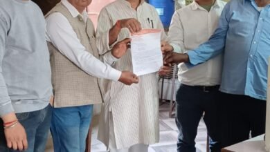 Photo of *DRM के नाम फेडरेशन ऑफ ऑल इंडिया व्यापार मंडल द्वारा सौंपे मांग पत्र.में होली व ईद पर स्पेशल ट्रेनों के स्टॉपेज की मांग**