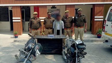 Photo of थाना जमानिया पुलिस टीम ने 1वांछित अभियुक्त को 2 चोरी की मोटर साईकिल, 1 अदद देशी तमंचा .315 बोर व 01 अदद जिन्दा कारतूस .315 बोर के साथ किया गिरफ्तार* ।