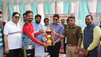 Photo of *स्वामी सहजानंद स्नातकोत्तर महाविद्यालय गाजीपुर में क्रिकेट एसोसिएशन द्वारा आयोजित क्रिकेट टूर्नामेंट के समापन में, मुख्य अतिथि रहे जिलाधिकारी एवं पुलिस अधीक्षक*