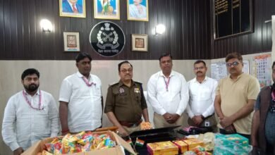 Photo of *गाजीपुर जिला कारागार में उमड़ा होली का उत्साह: बंदियों के बीच मिठाई वितरण के साथ परिजनों को सौंपा गया पारिश्रमिक चेक*