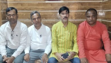 Photo of जखनिया में पानी निकासी की समस्या* *सड़क की सुरक्षा हेतु पहले नाली बनवाई जाय* *भाजपा व्यापार प्रकोष्ठ जिला अध्यक्ष प्रमोद वर्मा ने पी डब्लू दी के सहायक अभियंता को बुलाकर दिखाया