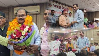 Photo of *एमएलसी ने खेला पत्रकारों संग फूलों की होली* **गाज़ीपुर प्रेस क्लब का होली मिलन परिचय पत्र वितरण समारोह संपन्न* ** *मुख्य अतिथि एम एल सी विशाल सिंह चंचल ने दीप प्रज्वलित कर किया शुभारंभ*