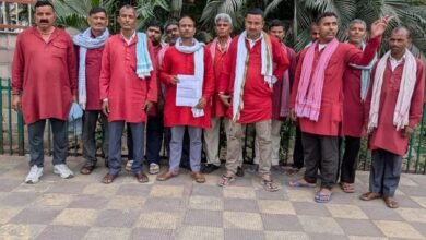 Photo of *देशभर के रेलवे स्टेशनों से उठी कुलियों की पुकार हमारी आजीविका बचाइए: राष्ट्रीय कुली मोर्चा*  *2008 की तरह समायोजन कर कुली परिवारों को जीवन का सहारा दें : राम सुरेश यादव