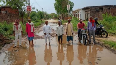 Photo of गाजीपुर के ग्राम नारी पचदेवरा की सड़क बनी तालाब, समाजवादी पार्टी के जिला उपाध्यक्ष अरुण कुमार ने गड्ढे में खड़ा होकर जताया विरोध*।