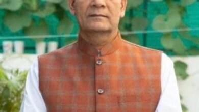 Photo of *ऊर्जा मंत्री श्री ए.के. शर्मा की सख्ती: लापरवाही पर कड़ी कार्रवाई*  **महरौर उपकेंद्र के अवर अभियंता धर्मेंद्र पाल निलंबित, अधिशासी अभियंता को आरोप पत्र जारी*  *-*11 केवी लाइन मानक से नीचे मिलने पर मंत्री ने दिए तत्काल कार्रवाई के निर्देश*  **विद्युत व्यवस्था में लापरवाही बर्दाश्त श्री ए.के. शर्मा*।