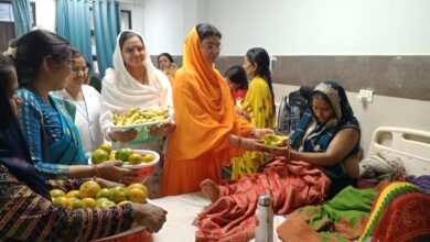 Photo of *मानव उत्थान सेवा समिति श्री हंस योग आश्रम के तत्वावधान मातृ दिवस पर महाराज सतपाल जी की माता श्री राजराजेश्वरी देवी के जन्मोत्सव पर जिला महिला अस्पताल की डॉक्टर ममता सिंह व महात्मा दयावती बाई जी के नेतृत्व में मरीजों को फल वितरण*।* **सेवा से ही व्यक्ति महान बनता है —दयावती बाई। *गुरु दरबार की सेवा कभी भी विफल नहीं —-ठाकुर दास बाबा*