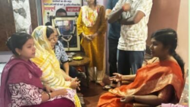 Photo of जमानिया क्षेत्र के वीर सपूत शहीद कैप्टन प्रशांत चौरसिया को घर जाकर राज्यसभा सांसद संगीता बलवंत ने दी भावभीनी श्रद्धांजलि