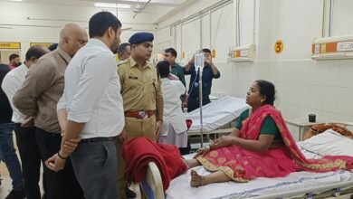 Photo of गाजीपुर में दर्शनार्थी यात्रियों की बस दुर्घटनाग्रस्त 2 की मौत* *40घायलों की चिकित्सा हुई मेडिकल कालेज* *डी एम एस पी पहुंच घायल यात्रियों मिले*