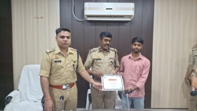 Photo of *“गाजीपुर पुलिस के SPEL प्रोग्राम से युवाओं की बदली सोच”*  🔸* *पुलिस महानिदेशक (नियम एवं ग्रंथ), उत्तर प्रदेश द्वारा पुलिस अधीक्षक गाजीपुर, अपर पुलिस अधीक्षक नगर एवं अन्य अधिकारीगण के साथ गाजीपुर पुलिस लाइन सभागार में संचालित Student Police Experiential Learning (SPEL) Programme के तृतीय चरण की प्रगति की तीसरे चरण हुई समीक्षा गोष्ठी