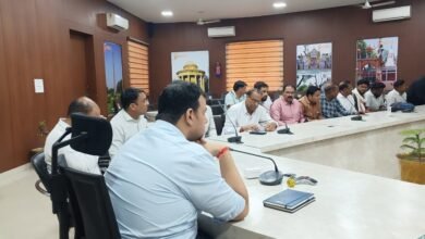 Photo of **जिलाधिकारी अनुपम शुक्ला ने पद का कार्यभार ग्रहण किया* **मीडिया बंधुओं से किया जनपद के विकास में सहयोग के साथ साथ भ्रामक खबरों से बचने व किसी स्तर पर खामियां पाए जाने पर की सहयोग की अपेक्षा*। **सूचनाधिकारी राकेश कुमार सहित पत्रकारों ने पुष्प बुके भेट कर किया जिलाधिकारी का अभिनंदन