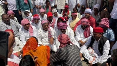 Photo of *शोक संवेदना व्यक्त करने के कटरिया गांव पहुंचे सपा के प्रति निधि मंडल सहित सैकड़ो कार्यकर्ता उपस्थिति ग्रामीणों व  सपाईयों  के मारपीट पथराव,कई नेता कार्यकर्ता एवं पुलिस कर्मी घायल**