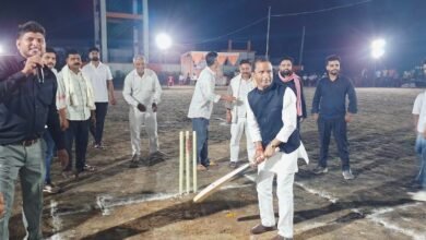 Photo of अभईपुर में रात्रिकालीन कैनवस क्रिकेट प्रतियोगिता का भव्य आयोजन, नौवली ने 34 रनों से जीता उद्घाटन मुकाबला