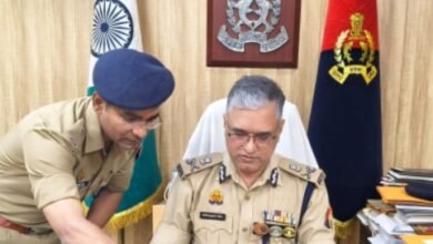 Photo of *‼️पुलिस कमिश्नर कार्यालय, महानगर, में। जनगणना–2027 के अंतर्गत स्व-गणना करते पुलिस कमिश्नर लखनऊ*