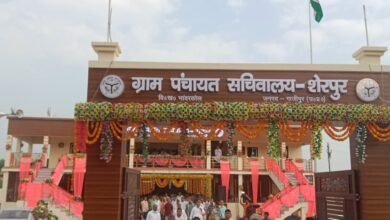 Photo of *शहीदों के गांव शेरपुर में ग्राम सचिवालय के नव निर्मित भवन का जिलाधिकारी अनुपम शुक्ला ने फीता काटकर किया उद्घाटन