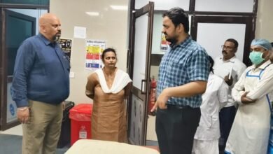 Photo of डीएम अनुपम शुक्ला ने किया जिला महिला अस्‍पताल का निरीक्षण, प्रिंसिपल आनंद मिश्रा की थपथपाई पीठ, कहा- और बेहतर करें स्‍वास्थय सेवा*