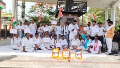Photo of महंगाई के खिलाफ कांग्रेस का जोरदार प्रदर्शन, पेट्रोलियम मंत्री का पुतला भी फुका गया , राज्यपाल के नाम सौंपा गया ज्ञापन*