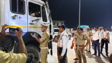 Photo of सड़क सुरक्षा को लेकर गाज़ीपुर पुलिस सख्त: सघन चेकिंग अभियान में 11 वाहन सीज, 170 का हुआ चालान