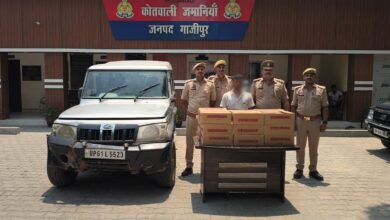 Photo of *जमानियां पुलिस ने 18 पेटी में 810 पाऊच देशी शराब ब्ल्यू लाईम (प्रत्येक पाऊच 200ML कुल- 162 लीटर ) व 01 अदद बोलेरो के साथ 01 अभियुक्त को किया गिरफ्तार* ।
