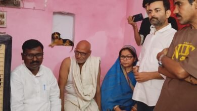 Photo of *कुसुम तिवारी के घर पहुंचे कांग्रेस प्रदेश अध्यक्ष अजय राय, व्यक्त की शोक संवेदना