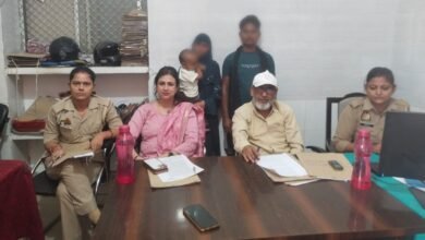 Photo of **महिला सहायता प्रकोष्ठ/परिवार परामर्श केंद् द्वारा 03 परिवार की मध्यस्थता के माध्यम से कराई गई सकुशल विदाई*। *गिले शिकवे भूल एक-दूजे के हुए 05 दम्पति