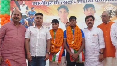 Photo of *एशिया कप विजेता भारतीय हॉकी टीम के खिलाड़ियों प्रह्लाद राजभर व रोमित पाल का हुआ सम्मान