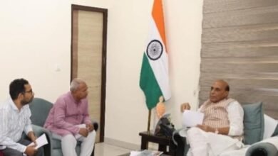 Photo of सुप्रीम कोर्ट के अधिवक्ता प्रकाश गौतम ने रक्षा मंत्री राजनाथ सिंह से मिलकर ताड़ीघाट दिलदारनगर पैसेंजर ट्रेन फिर चलाने की मांग की*