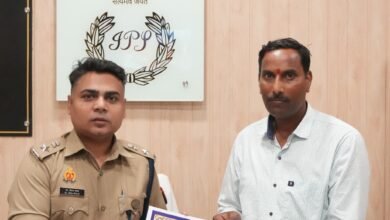 Photo of *12वे अंतर्राष्ट्रीय योग दिवस पर पुलिस अधीक्षक डॉ ईरज राजा ने योग्य प्रशिक्षकों प्रतीक्षा पांडे ,धीरज राय एवं विजेता पंडित को प्रशस्ति पत्र देकर किया सम्मानित
