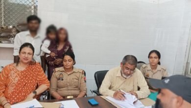 Photo of *महिला सहायता प्रकोष्ठ/परिवार परामर्श केंद्र ने अलग हुए आठ परिवार की मध्यस्थता से कराई गई सकुशल विदाई ।* *गिले शिकवे भूल एक-दूजे के हुए 08 दम्पति*