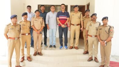 Photo of *दो क्षेत्राधिकारियों का स्थानांतरण,पुलिस अधीक्षक डॉ ईरज राजा ने स्मृतिचिन्ह देकर किया बिदा**