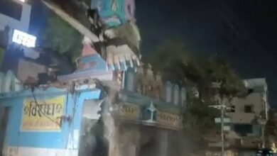 Photo of *डीडीयू* *ध्वस्तीकरण के चलते काली मंदिर का गुंबद गिरा, चपेट में आने से एक PWD कर्मचारी की मौत-एक घायल**