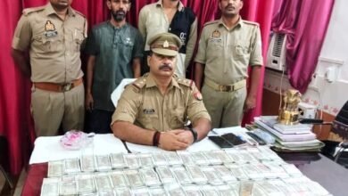 Photo of *28 लाख नकदी सहित दो युवकों को कोलकाता मेल एक्सप्रेस से जी आर पी, आर पी एफ की संयुक्त टीम ने किया गिरफ्तार* ,