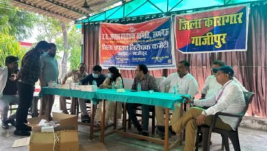 Photo of उत्तर प्रदेशीय अपराध निरोधक समिति के निर्देश पर जिला कारागार गाजीपुर में त्वचा रोग शिविर आयोजित*।*जिला अपराध निरोधक समिति गाजीपुर के बैनर तले हुआ शिविर।* **महर्षि विश्वामित्र स्वशासी चिकित्सा महाविद्यालय के प्राचार्य डॉ. आनंद मिश्रा के सहयोग से आयोजन।* **विशेषज्ञ चिकित्सकों की टीम ने बंदियों का स्वास्थ्य परीक्षण किया*। **कुल 533 बंदियों की जांच की गई*। **जांच में 58 बंदी त्वचा रोग से ग्रसित पाए गए*। **सभी मरीजों को जांच के बाद निःशुल्क दवा वितरित की गई*। *बंदियों और जेल प्रशासन ने स्वास्थ्य शिविर की सराहना की*। **जिला सचिव अभिषेक कुमार सिंह, संगठन सचिव वसीम रज़ा एवं सुनील सिंह रहे मौजूद।* **जेल अधीक्षक जगदंबा प्रसाद दुबे ने जिला अपराध निरोधक समिति के कार्यों की प्रशंसा कर दी बधाई*। **कार्यक्रम में जेलर शेषनाथ यादव, डिप्टी जेलर राजेश कुमार सहित अन्य अधिकारी उपस्थित रहे*।