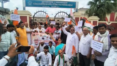 Photo of *गाजीपुर में कांग्रेस का अभूतपूर्व प्रदर्शन जिला एवं शहर अध्यक्ष ने सड़क पर लेटकर सरकार के खिलाफ किया प्रदर्शन, शिक्षा मंत्री धर्मेंद्र प्रधान का पुतला फूंका*। **राज्यपाल के नाम जिलाधिकारी को सौंपा ज्ञापन*।*”